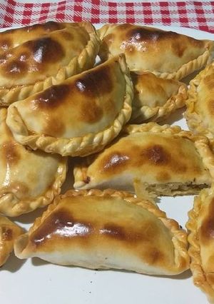 Una foto de Empanadas con 2 costeletas que quedaron del Medio día ♡