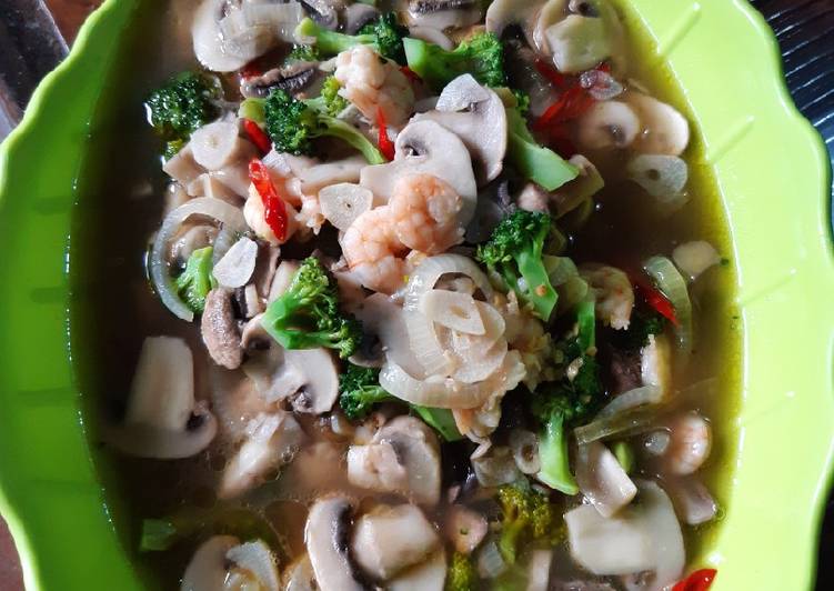 Bagaimana Menyiapkan Tumis brokoli jamur udang saus tiram ala mom&#39;s nduts😘 yang Bisa Manjain Lidah