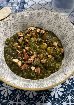 Una foto de Risotto de espinaca y albahaca