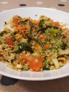 Una foto de Bulgur con verduras y mango