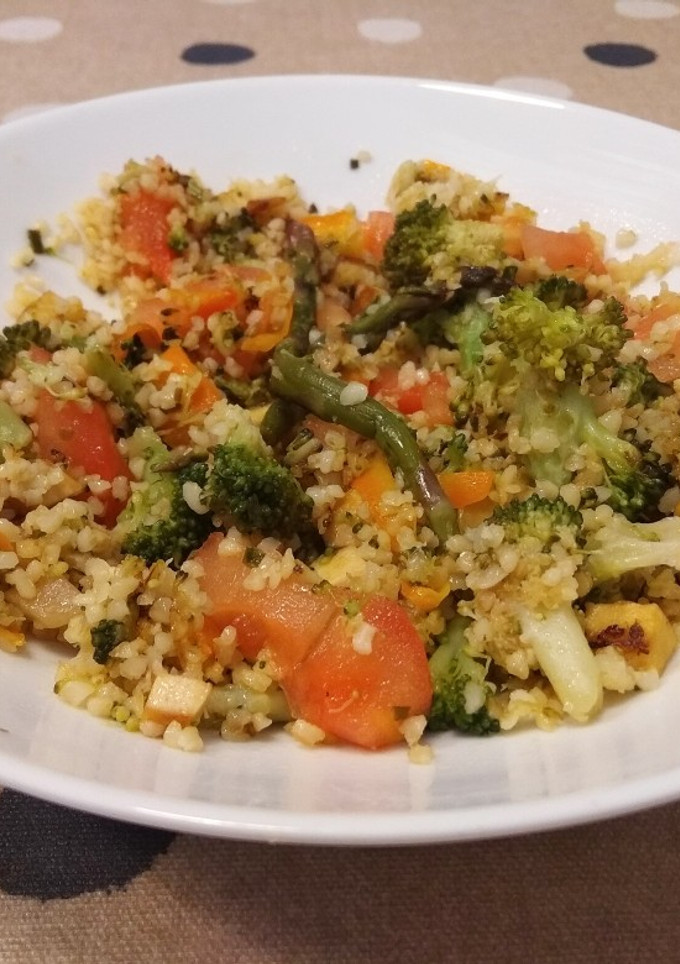 Una foto de Bulgur con verduras y mango
