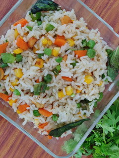 व्हाइट वेजिटेबल पुलाव (White vegetable pulav recipe in Hindi) रेसिपी मुख्य फोटो
