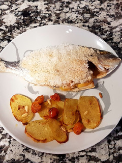 Una foto de Dorada al limón con patatas al horno