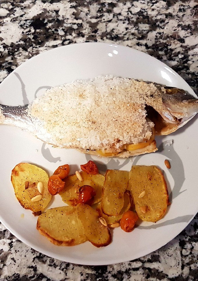Una foto de Dorada al limón con patatas al horno