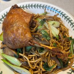 A picture of Stir-Fried Noodles with Duck Leg.