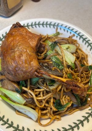 A picture of Stir-Fried Noodles with Duck Leg.