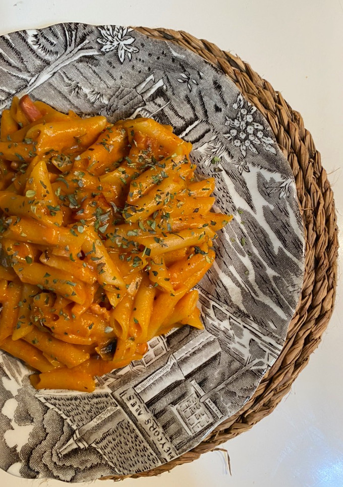 Una foto de Pasta con puerro, bacon y champiñones