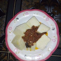 A picture of White yam and sauce.