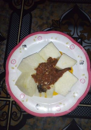 A picture of White yam and sauce.