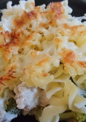 Rakott brokkolis csirke tésztával recept fotója