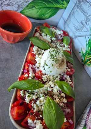 Une photo de 🍅 Salade tomates, burrata, feta, basilic & oignons