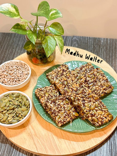 पम्पकिन सीड्स, सनफ्लावर सीड्स प्रोटीन चिक्की (Pumpkin Seeds, Sunflower Seeds Protein Chikki) रेसिपी मुख्य फोटो