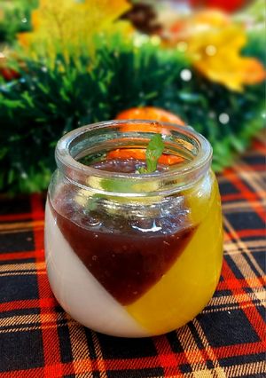 Hình của món Panna cotta (dứa, cốt dừa, mứt mâm xôi).