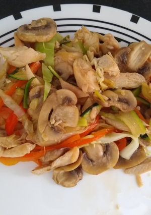 Una foto de Pollo salteado con vegetales