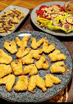 Foto principal de Idea de cena: kokotxas de merluza con champiñones al ajillo y ensalada de pimientos y más cositas