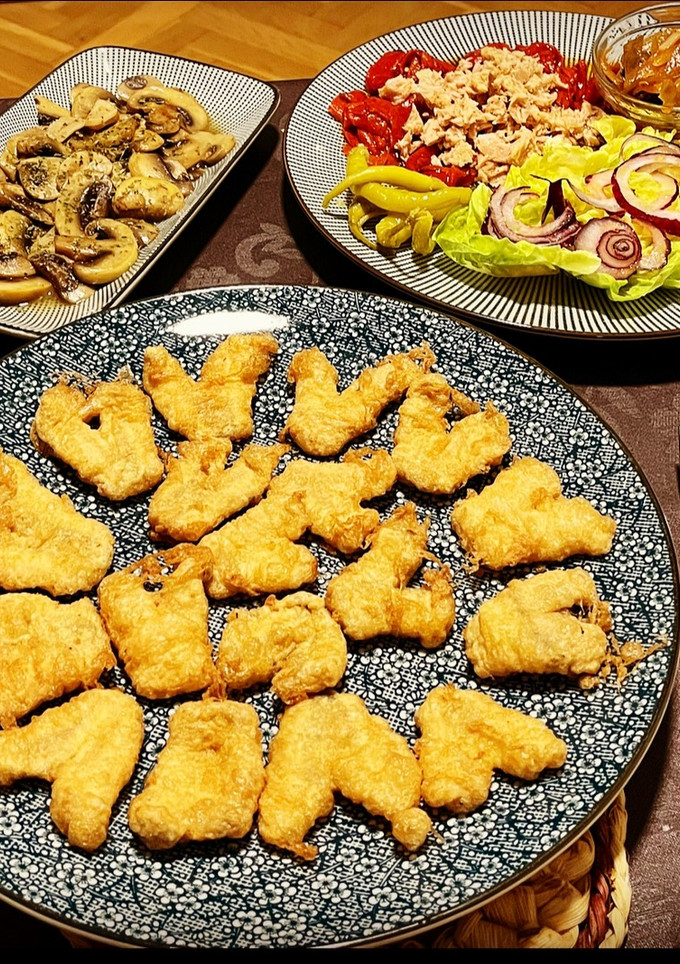 Una foto de Idea de cena: kokotxas de merluza con champiñones al ajillo y ensalada de pimientos y más cositas