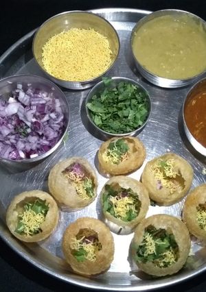 રગડા પૂરી (Ragda Puri Recipe In Gujarati) રેસીપી મુખ્ય ફોટો