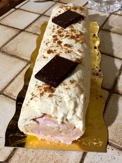 Une photo de Bûche mousse framboise ganache chocolat blanc