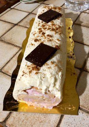 Une photo de Bûche mousse framboise ganache chocolat blanc