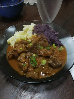 Una foto de Goulash con puré de papas y batatas