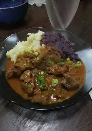 Una foto de Goulash con puré de papas y batatas