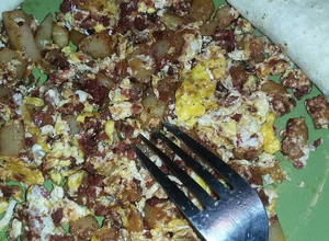 Una foto de Huevos revueltos con papas y chorizo a la Tatiano