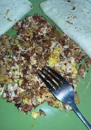 Una foto de Huevos revueltos con papas y chorizo a la Tatiano