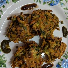 A picture of Vegetable besan pakoda.