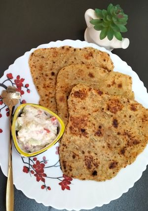 लौकी के ट्रायंगल पराठे और रायता रेसिपी मुख्य फोटो