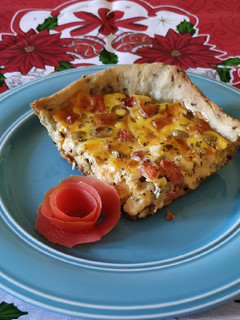Una foto de Tarta de tomate, queso y aceitunas