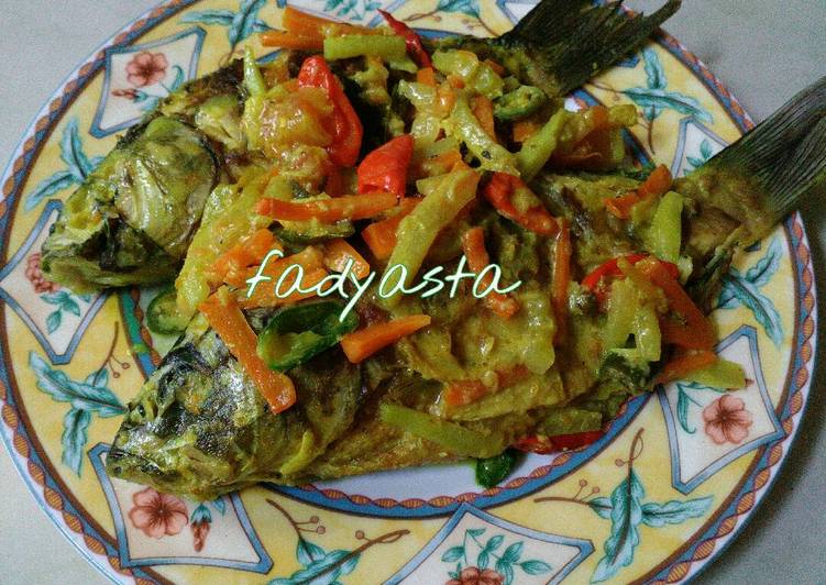 Bahan-bahan Pesmol Ikan Mas bumbu acar yang nikmat dan Mudah Dibuat