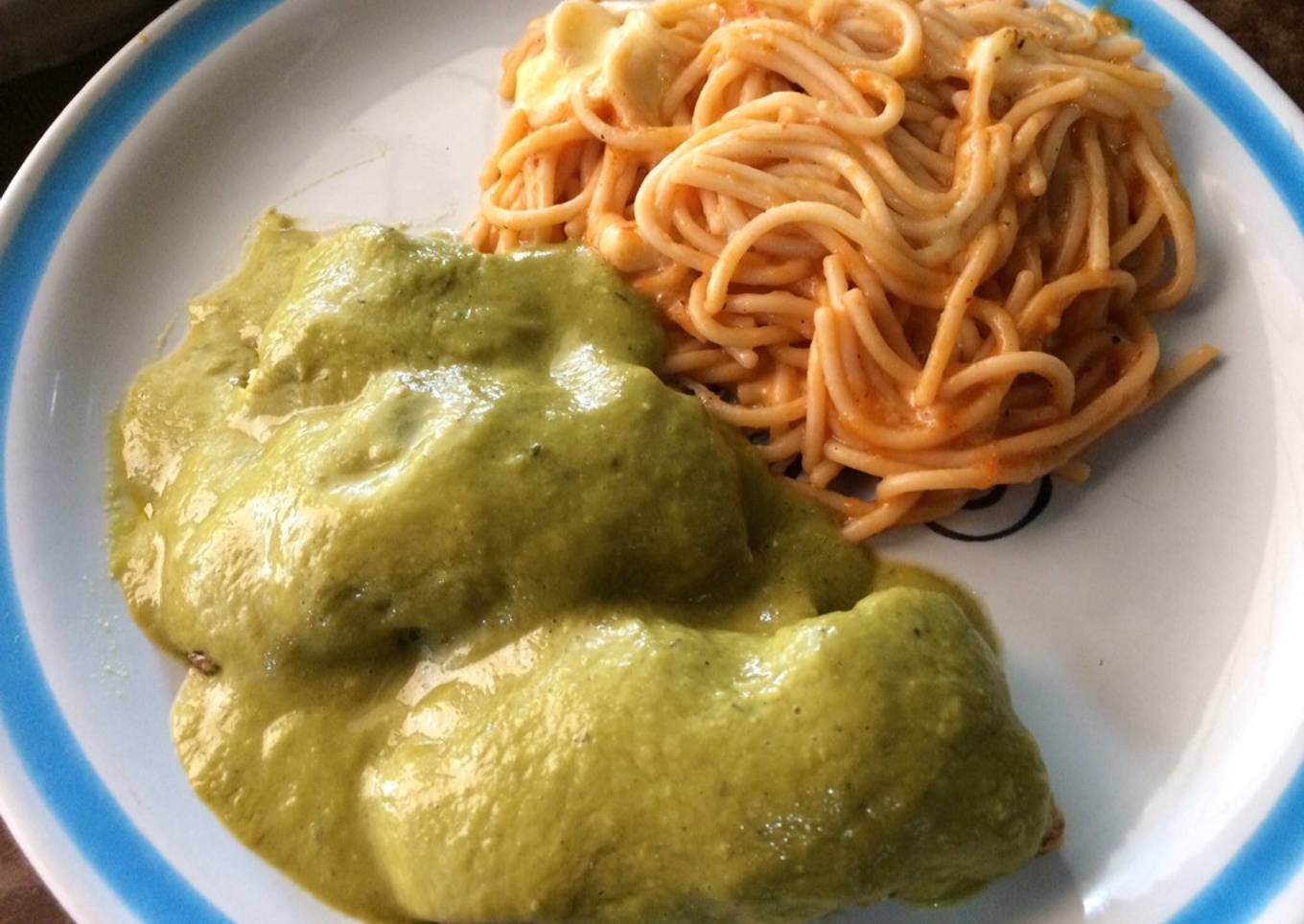 Pechuga rellena en crema de chile poblano