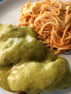 Una foto de Pechuga rellena en crema de chile poblano