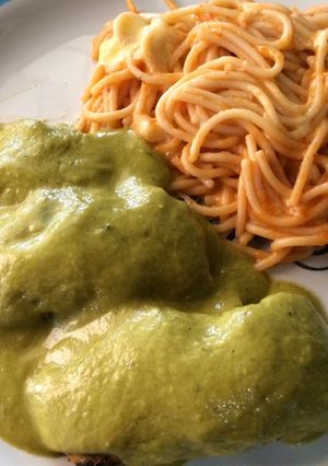 Una foto de Pechuga rellena en crema de chile poblano