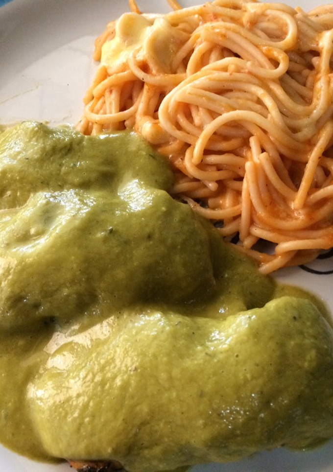 Una foto de Pechuga rellena en crema de chile poblano