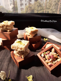 सूजी तिल बर्फी (Suji til barfi recipe in Hindi) रेसिपी मुख्य फोटो