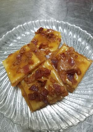A picture of Candied bacon crackers.