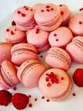 Macaron, málnás-fehércsokis ganache-al