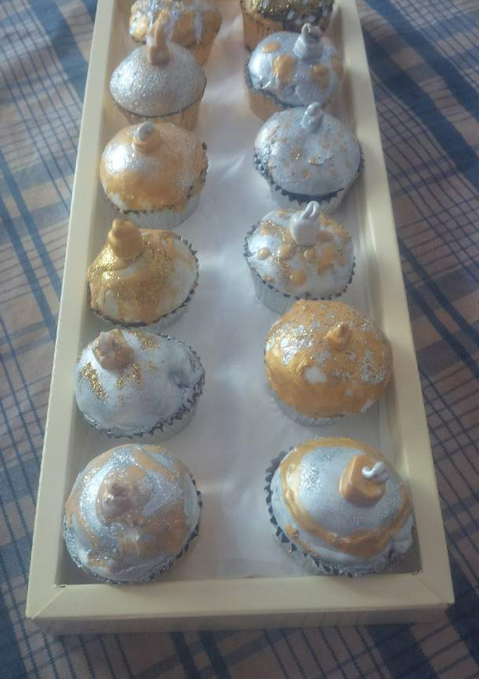 Una foto de Cupcakes con forma de bola de Navidad