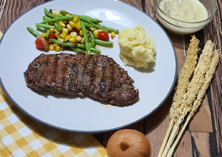Cara Gampang Menyiapkan Steak With Creamy Mushroom &amp; Black Pepper Sauce yang Lezat