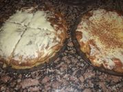 Una foto de pizza de papa y mozzarella