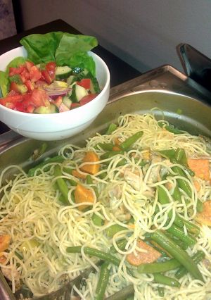 A picture of spaghetti with sweetpotatoes en greenbeans.