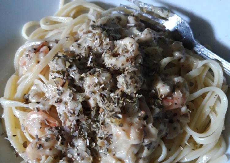 Fetuccini carbonara seafood