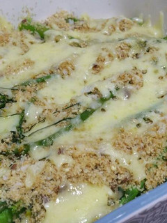 Una foto de Bimi gratinado con migas crujientes