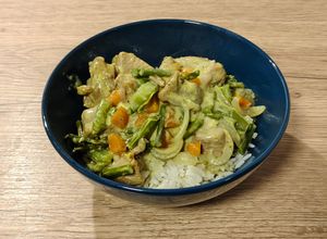 Una foto de Encocada de Pavo con Verduras al Curry