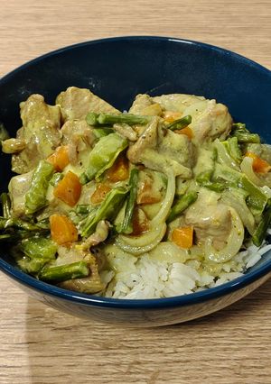 Una foto de Encocada de Pavo con Verduras al Curry