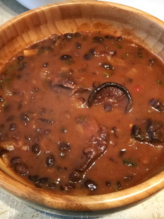 Una foto de Frijoles con setas shiitake y costillar de cerdo