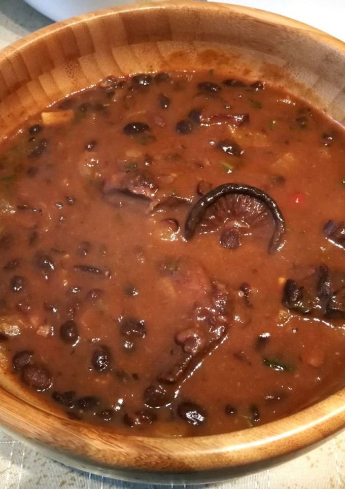 Una foto de Frijoles con setas shiitake y costillar de cerdo