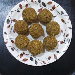 A picture of Alsee aur gond ke ladoo.