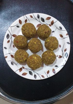 A picture of Alsee aur gond ke ladoo.